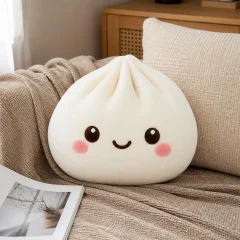 Prydnadskudde i dumplingform med leende emoji, rosiga kinder och flera figurvarianter