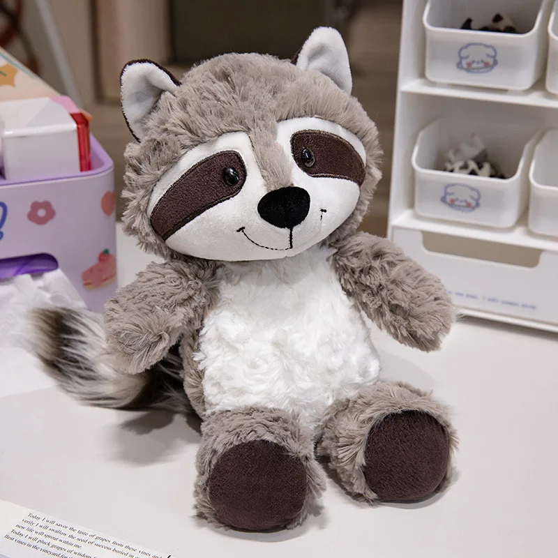 Tvättbjörn gosedjur, kawaii (söt) style och mjuk, sloth design även sengångare, 25 cm 28 Visa den sittande grå tvättbjörnsnallen med vit mage och mörka ansiktsmarkeringar.