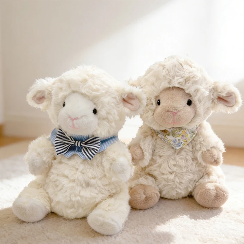 Kawaii får gosedjur som fluffig kramkudde med svart ansikte i tecknad stil, 22 cm 24 Två ljusa fårplyschdjur med olika halsdetaljer, sittande bredvid varandra.