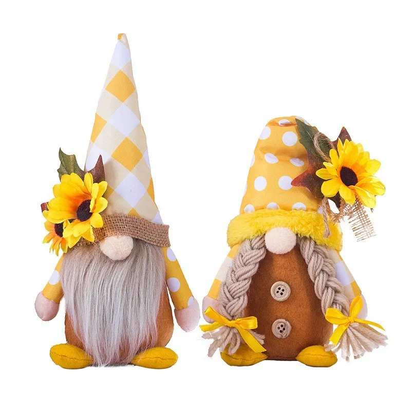 Gnome som nyckelring, Couple och Sunflower, gnomedekoration farmhouse style durable 21 Två solrosprydda gnomedockor med gulvita hattar och skägg mot vit bakgrund.