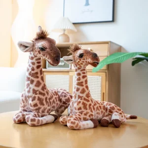 Alternative view of Giraffe gosedjur i liggande design, realistiskt och fluffigt vilddjursmotiv för soffan