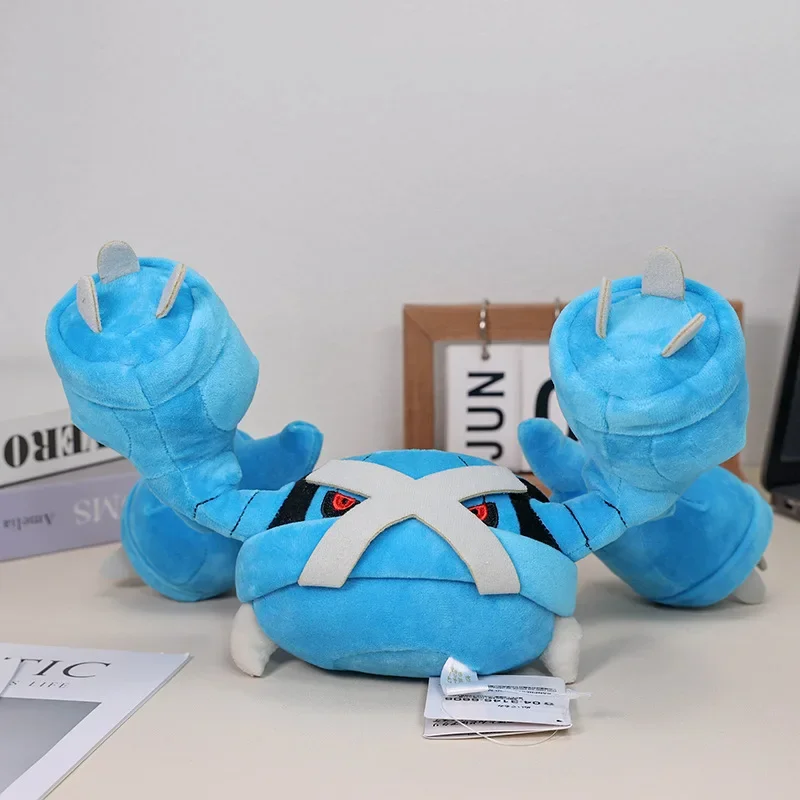 Metagross gosedjur från Pokémon, gullig krabbliknande skelettdesign i anime-stil, 30 cm 19 Framifrån syns Metagross-mjukisdjurets klor och ansiktsdetaljer.