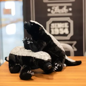 Honey badger gosedjur med naturtroget tecknat utseende, mjukt och kramvänligt, 40–50 cm