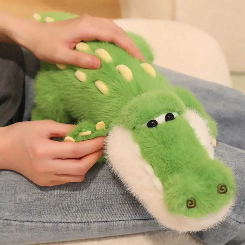 Grönt krokodil-gosedjur som kramkudde och plyschkudde i tecknad stil med mjuk känsla 5 Grönt krokodil-gosedjur som kramkudde och plyschkudde i tecknad stil med mjuk känsla - Bild 5