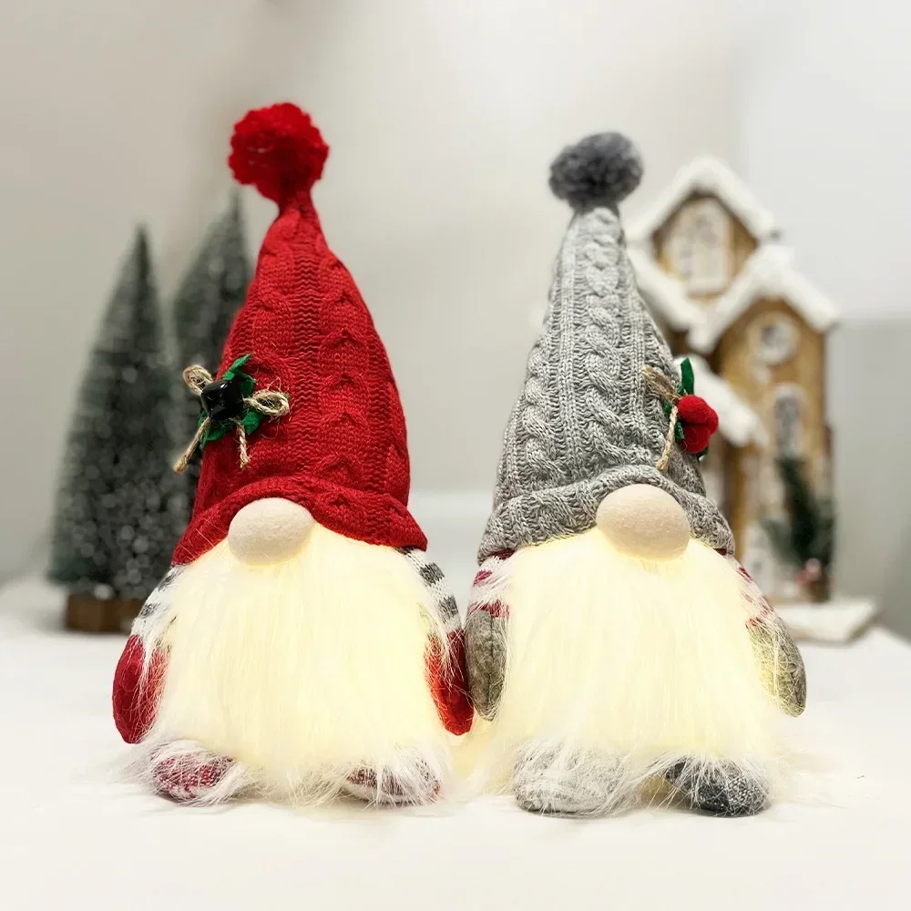 Julprydnader med flera figurvarianter, stickad tomteluva och lykta i tomtestil 22 Två julnissar med långa stickade mössor i rött och grått.