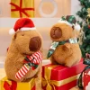 Kapybara gosedjur i kawaii-stil med tomteluva, julgran och polkagris som juldekoration