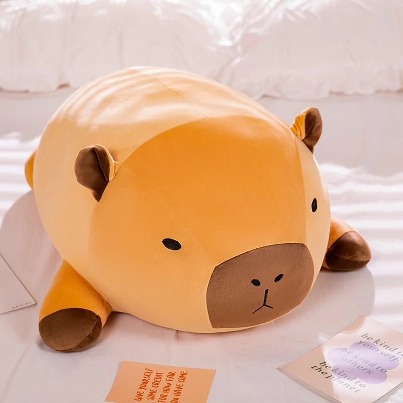 Kawaii-inspirerat kapybara gosedjur, brunt och knubbigt, som lång, rund stående kramkudde 2 Kawaii-inspirerat kapybara gosedjur, brunt och knubbigt, som lång, rund stående kramkudde - Bild 2