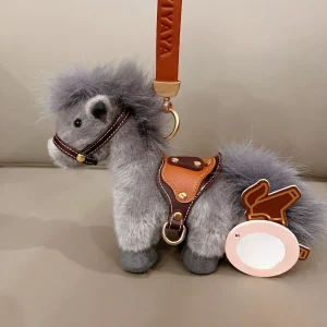 Söt fluffig ponny som nyckelring och väskdekoration med rem, kawaii westernstil