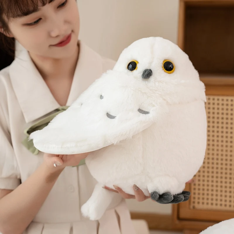 Nighthawk-uggla gosedjur som verklighetstrogen ugglakudde i kawaii-stil, 30–36 cm 19 Ugglans rundade form, breda vinge, gula ögonringar och mörka fötter.