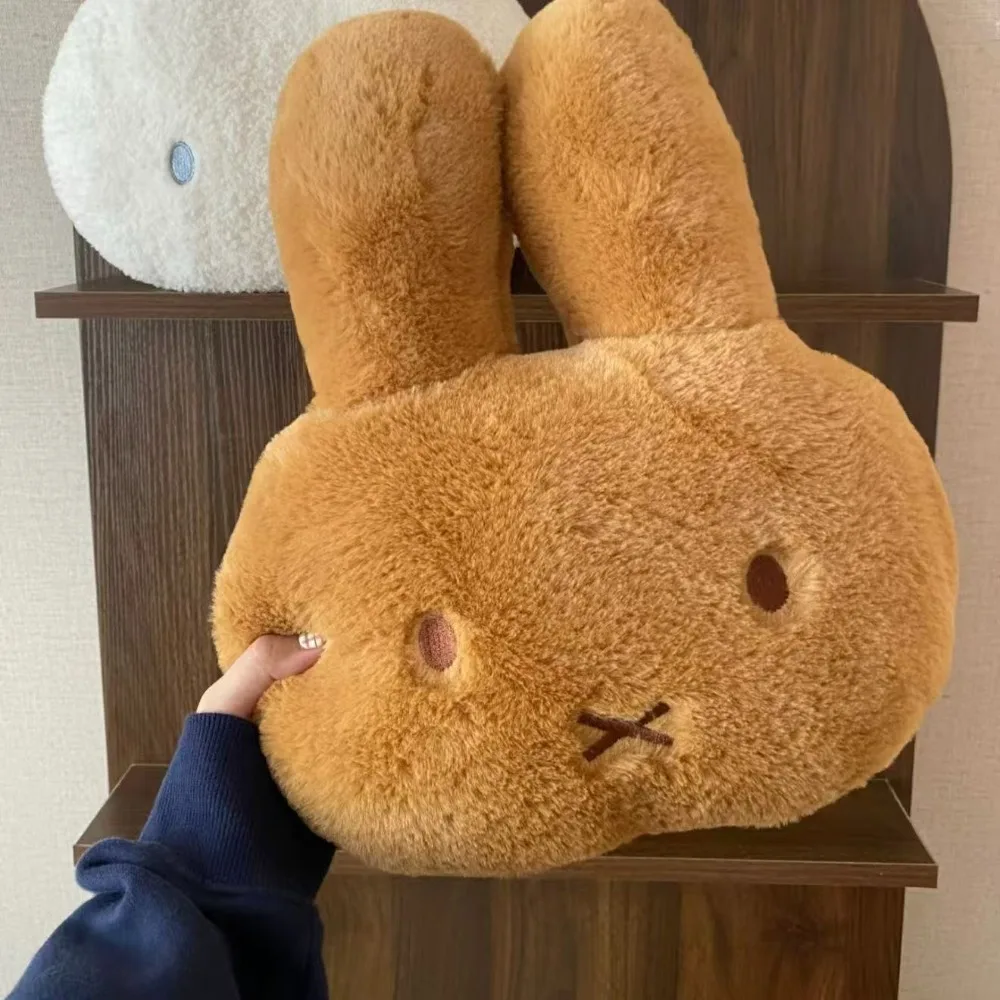 Miffy gosedjur i kawaii-stil som söt, mjuk och bekväm soffkudde samt present 26 Brunt kaninformat mjukisdjur placerat på en soffa.