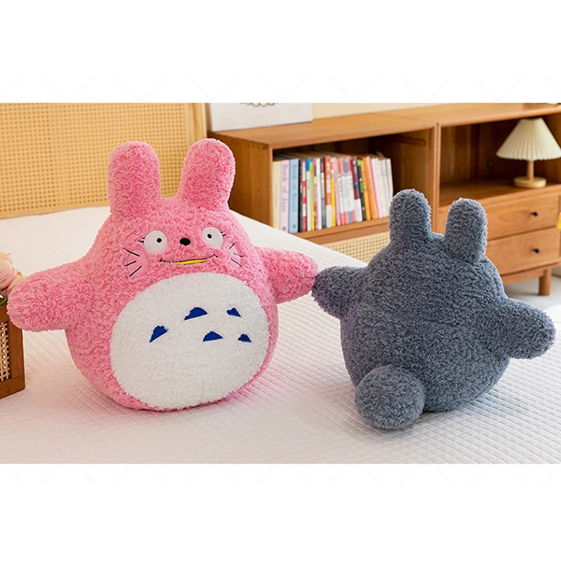 Totoro gosedjur från My Neighbor Totoro som kramkudde i anime-stil, 35–75 cm 23 Visa gosedjuren i rosa och grått framifrån och bakifrån.