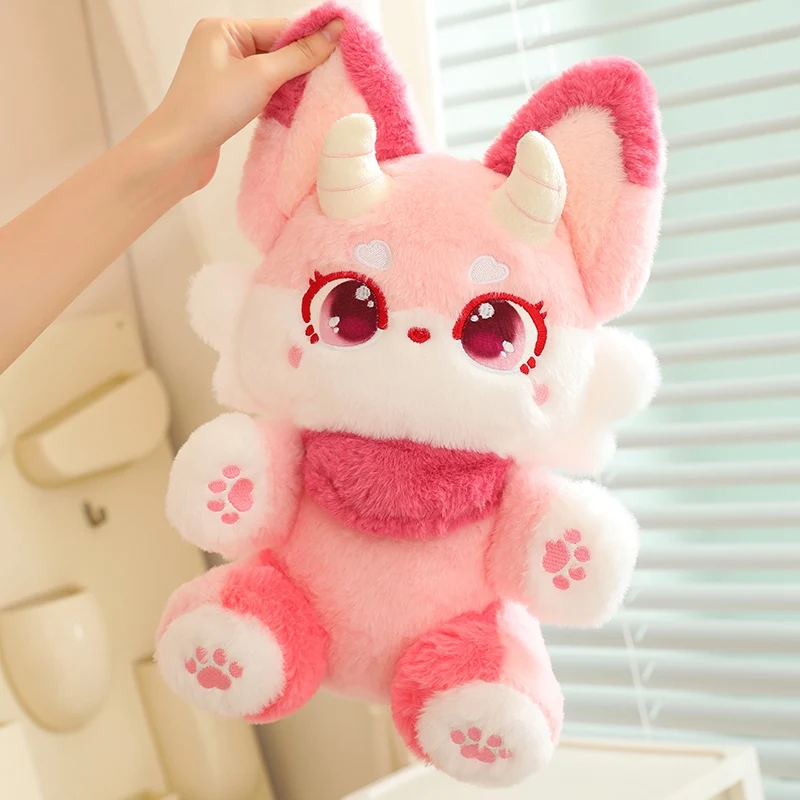 Phantom Fox räv gosedjur som kawaii-kudde i tecknad stil, handgjord julklapp 30–50 cm 25 Rosa Phantom Fox med stora ögon, stora öron och små horn.