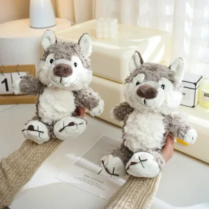 Wolf gosedjur i grått med gullig tecknad design, fluffig och mjuk känsla, 24 cm