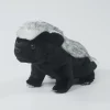 Sött, naturtroget honey badger gosedjur med ratel- och skunkmotiv i kawaii-stil