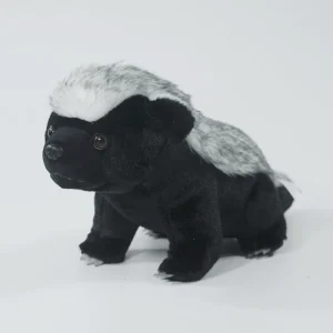 Sött, naturtroget honey badger gosedjur med ratel- och skunkmotiv i kawaii-stil