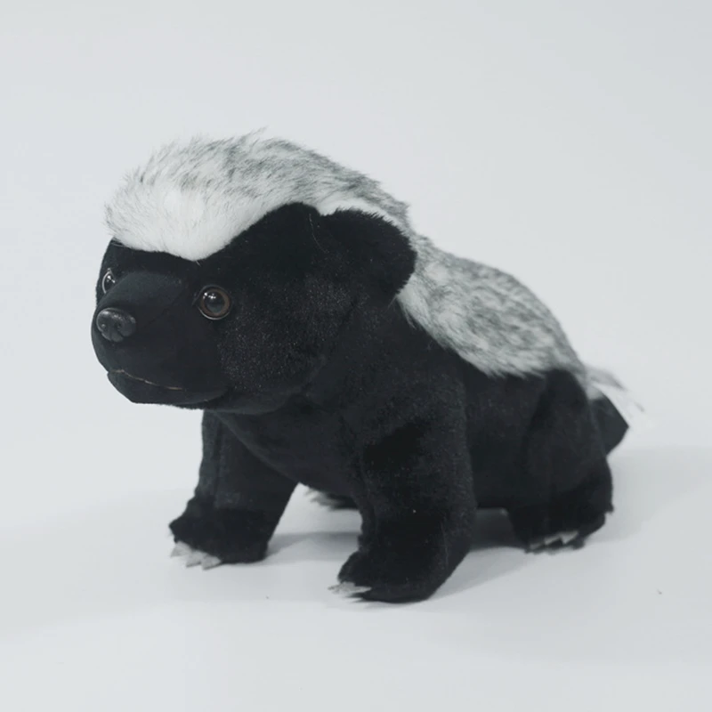 Sött, naturtroget honey badger gosedjur med ratel- och skunkmotiv i kawaii-stil 20 Svart och grå honungsgrävling som mjuk plyschfigur, visad i helbild.