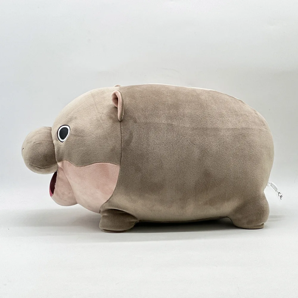 Gosedjur i flera figurvarianter, plyschkudde i tecknad stil med mjuk känsla 21 Hippopotamus i mjukisdjursform visad från sidan, i beigegrått med ljusrosa nos.
