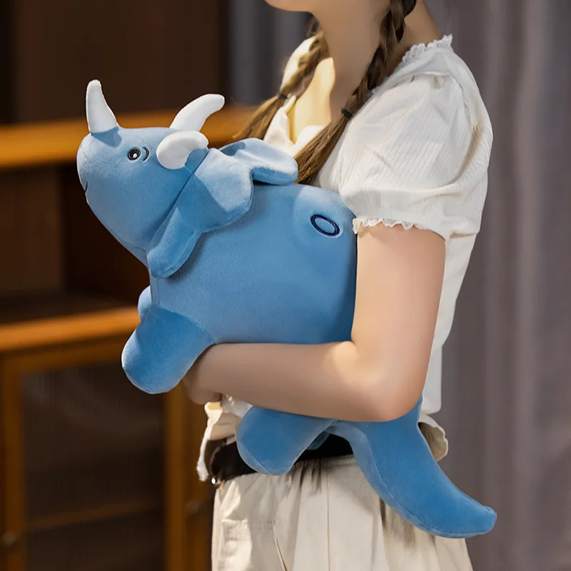 Färgglatt dinosaurie gosedjur med triceratopsmotiv i tecknad kawaii-stil för barn 4 Färgglatt dinosaurie gosedjur med triceratopsmotiv i tecknad kawaii-stil för barn - Bild 4