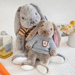 Kawaii kanin gosedjur med långa öron, sovande tecknad kramkudde som födelsedagspresent