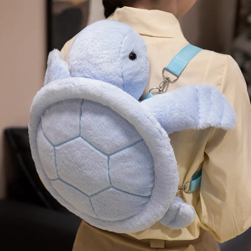 Sköldpaddsryggsäck med havsdjurstema i färgglad, kreativ design, 40 cm, som present 28 En person bär en mjuk blå sköldpaddsryggsäck.