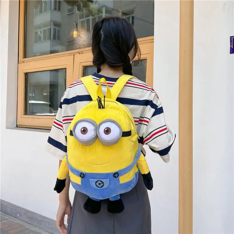 Ryggsäck med Minionsmotiv i söt kawaiistil, tecknad design och förvaring för skolan 24 Bakifrån syns den gula karaktärsryggsäcken med axelremmar.