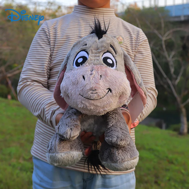 Eeyore gosedjur, fluffig figur i tecknad stil från My Friends Tigger and Pooh, 26 cm 22 Visa den grå plyschåsnan framifrån med rosa nos och långa öron.