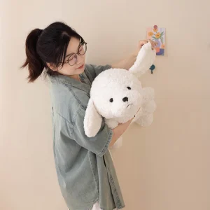 Hund gosedjur som stor kramkudde i realistisk teddystil, brun och vit, 42–68 cm