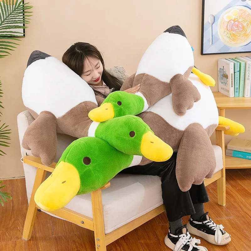 Kawaii anka gosedjur, stor mjuk sovkudde med gåsdesign, som present, 70–115 cm 20 En person håller om två stora plyschankor.