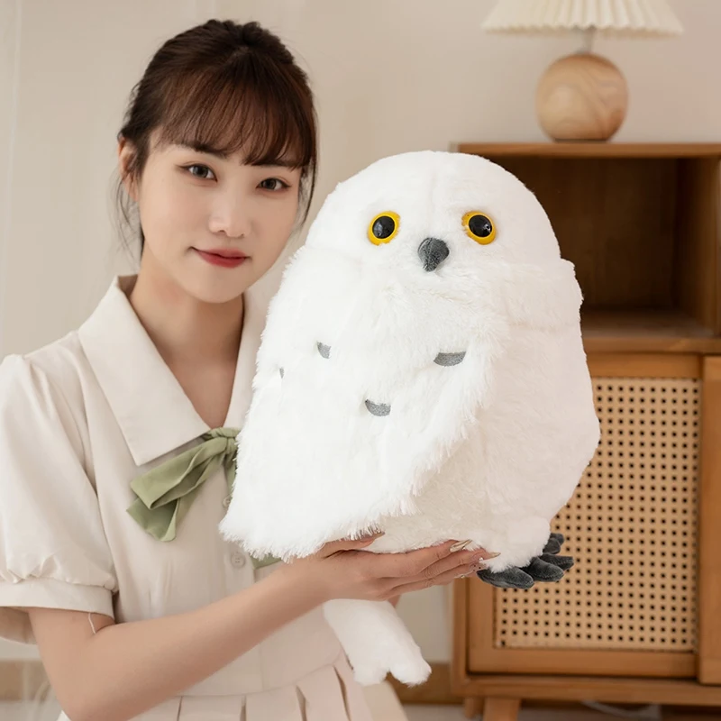 Nighthawk-uggla gosedjur som verklighetstrogen ugglakudde i kawaii-stil, 30–36 cm 18 Rund vit uggla med gula ögonringar, mörk näbb och mörka fötter.