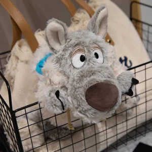 Varg i fårakläder som sött kawaii får gosedjur, sovande leksak och födelsedagspresent