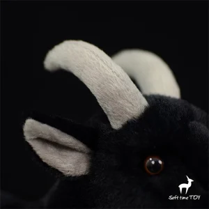 Sött svart får gosedjur i animeinspirerad stil med naturtroget getutseende för barn