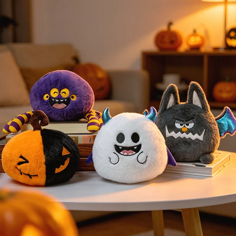 Sött bat gosedjur i rund Dango-form för Halloween, fest, barn och heminredning 26 Fyra plyschkaraktärer i Halloween-tema på ett bord