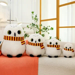Mjuk Hedwig-uggla som plyschkudde med halsduk i animeinspirerad stil, 25–60 cm 8 Mjuk Hedwig-uggla som plyschkudde med halsduk i animeinspirerad stil, 25–60 cm