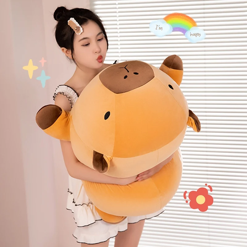 Kawaii-inspirerat kapybara gosedjur, brunt och knubbigt, som lång, rund stående kramkudde 20 Stor brun och orange kapybara som gosedjur och kudde, kramad av en person.