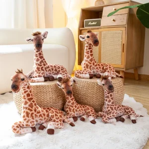 Giraffe gosedjur i liggande design, realistiskt och fluffigt vilddjursmotiv för soffan 12 Giraffe gosedjur i liggande design, realistiskt och fluffigt vilddjursmotiv för soffan