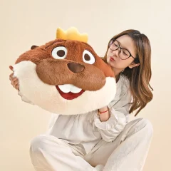 Mabel från Hoppers som söt björnkudde med King George i anime- och tecknad stil