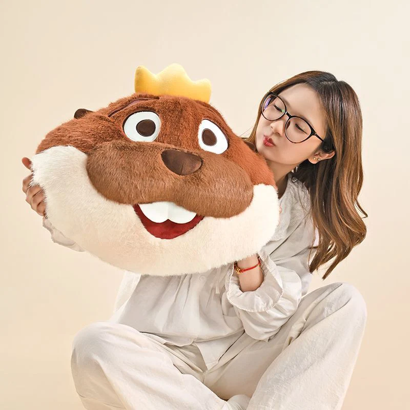 Mabel från Hoppers som söt björnkudde med King George i anime- och tecknad stil 20 Kvinna håller upp en brun bäverkudde med gul krona.