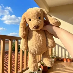 Mjuk gul hund med hängande öron, en bekväm följeslagare och fin födelsedagspresent