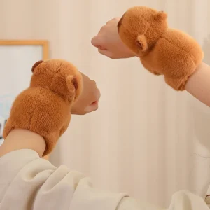 Kapybara gosedjur i kawaii-stil, utformat som ett smällarmband runt handleden 10 Kapybara gosedjur i kawaii-stil, utformat som ett smällarmband runt handleden