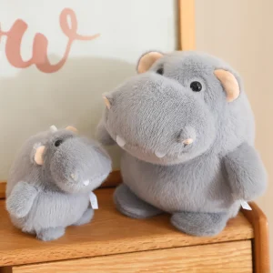 Fluffigt hippopotamus gosedjur som plyschkudde i gullig tecknad stil, 12–35 cm