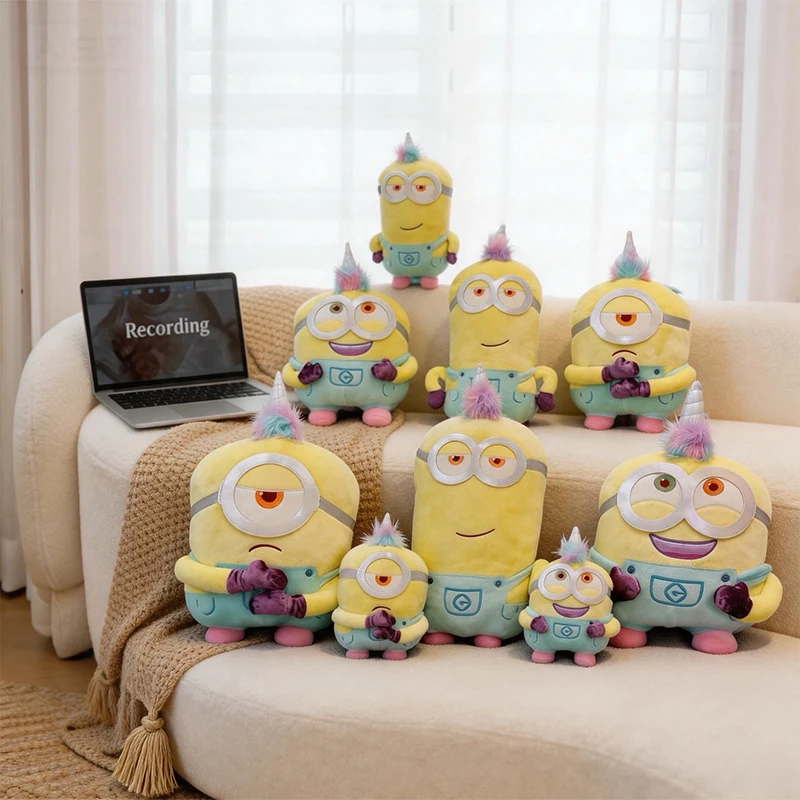 Licensierat Minions enhörning gosedjur i dräkt med regnbågshorn från Despicable Me 26 Flera gosedjur visas ihop.