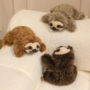 Sloth gosedjur i liggande, fluffig och kramgo stil med realistiska klor, 18–45 cm