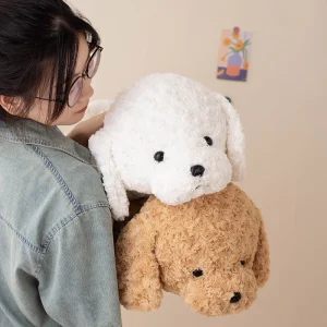 Hund gosedjur som stor kramkudde i realistisk teddystil, brun och vit, 42–68 cm