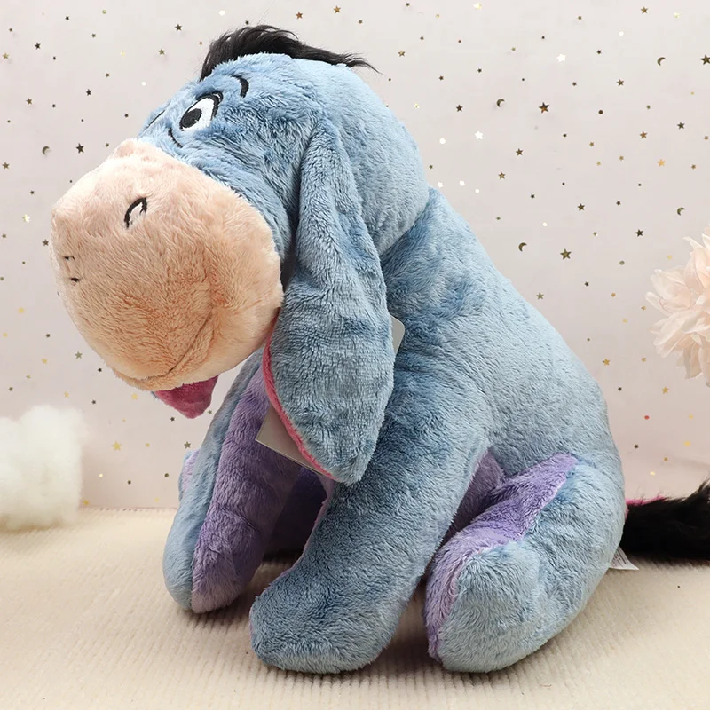 Winnie the Pooh-karaktärer gosedjur i form av mjuka plyschkuddar med hängande öron 19 Plyschåsnan sedd från sidan, med blågrå kropp och lila detaljer.