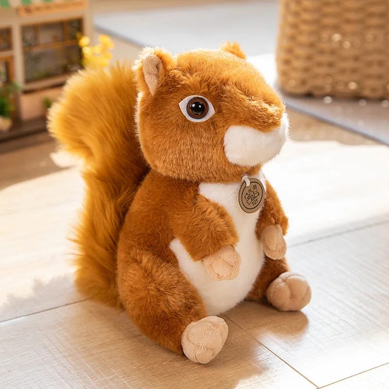 Squirrel gosedjur som tvättbjörnkudde, 17–30 cm 25 Upprätt sittande ekorrgosedjur med yvig svans, ljus mage och liten hängande etikett.