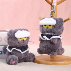 Kattgosedjur som nyckelring med molnmotiv och argt animeuttryck i kawaii-stil
