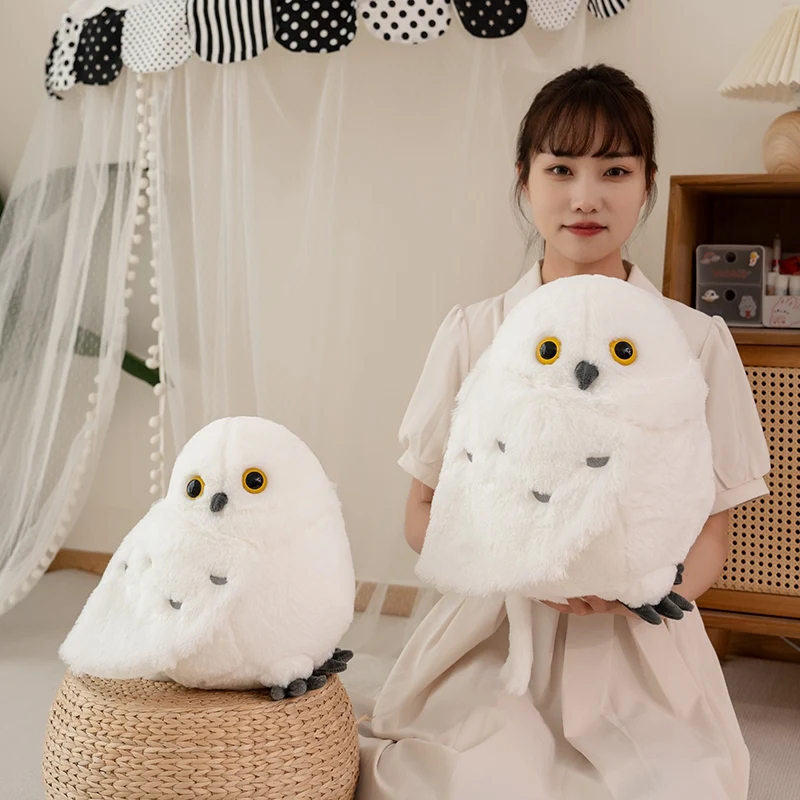 Nighthawk-uggla gosedjur som verklighetstrogen ugglakudde i kawaii-stil, 30–36 cm 20 Två uggleplyschleksaker i olika storlekar sida vid sida.