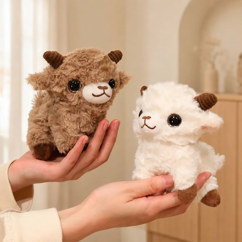 Get och får gosedjur, med horn, fluffig päls och verklighetstrogen design, 25 cm 23 Två lurviga fårplyschfigurer i vitt och ljusbrunt visas sida vid sida i händer.