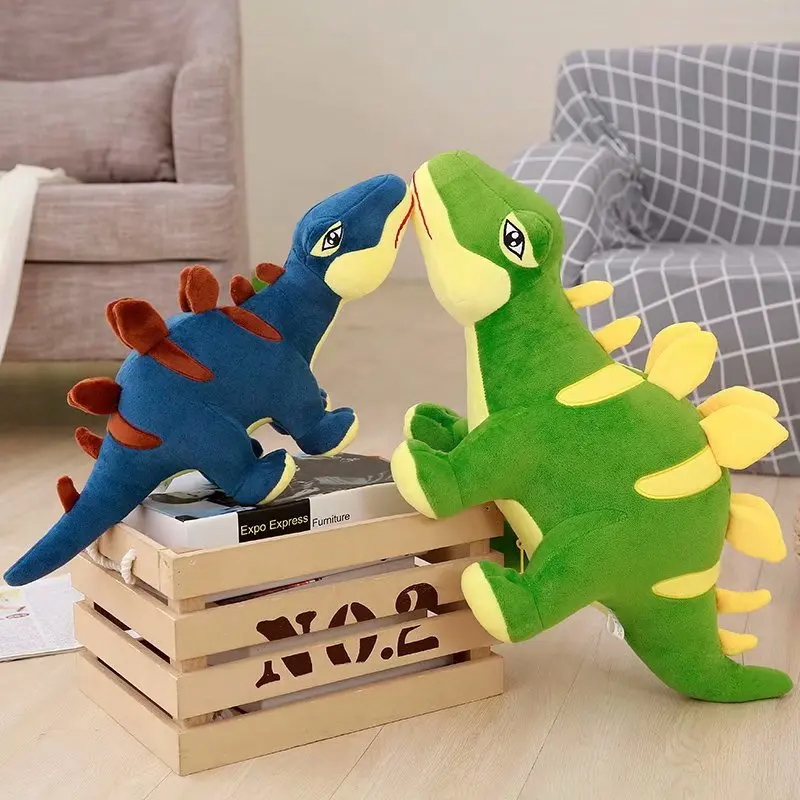 Dinosaurie gosedjur i tecknad stil, som mjukisdocka i grönt eller blått, 55–100 cm 23 Grön och blå Stegosaurus med gula respektive bruna ryggplattor.