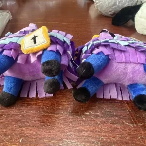 Fortnite-gosedjur i lila tecknad stil med flera figurvarianter, mjukt och bekvämt
